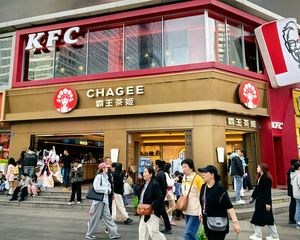 百年春熙路(霸王茶姬 年租18万)15米开间 价格含税无抵押