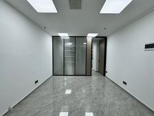 地铁口!朝南!科贸中心全新装修60平米全景落地窗!带一个隔间