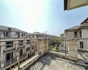 爆价!158万!香缇花园双拼别墅边 6房5卫 负1地上3层