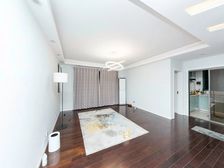 新上 有电梯四房 精装修!看房有钥匙 诚意出售 价格可谈