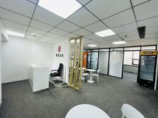 市府广场地铁口 3+1格局 东南朝向 精装带隔断家具