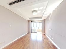 高品质小区 飞机户型带双卫 地下产权车位 精装中央空调+地暖