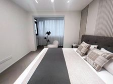 徐汇区内环内!中山医院对面!婚房装修全送!带产权车位!急售!