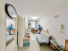 地铁口华夏西校,二楼带露台,采光好看房随时有钥匙,诚心出售