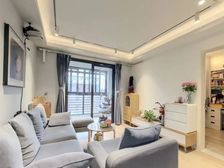 虹口新上两房 三开间朝南 一梯两户 小高层 三年前的装修