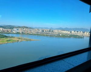 价啦!前排一线看湖 南岸四房 上东曼哈顿 可直接住