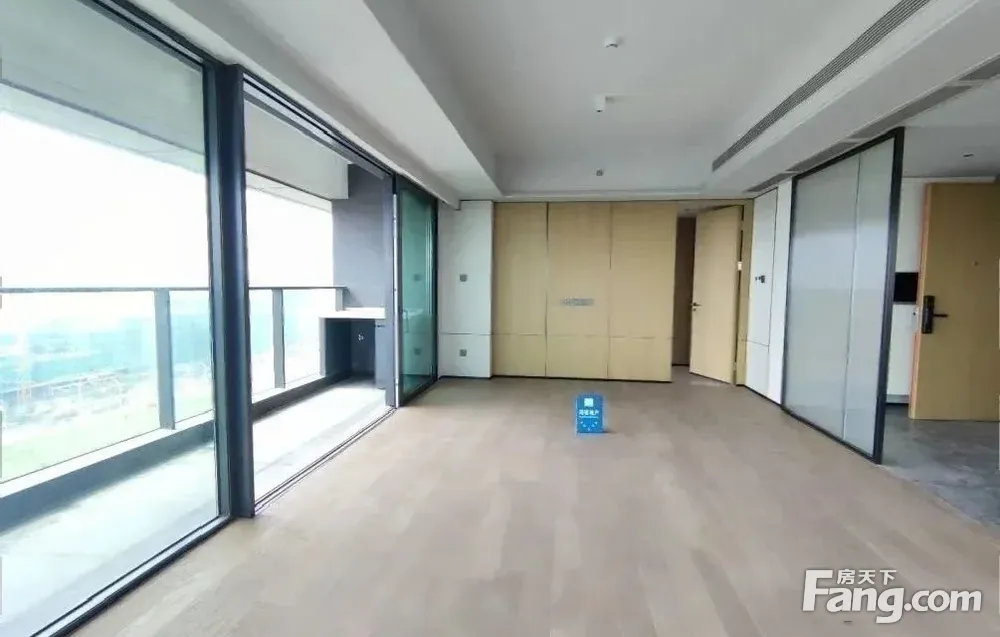 精装修装修，实拍室内图，4室2厅，极力推荐，随时看房