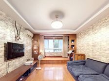 陆家嘴滨江板块,稀有南北通两房,低密度小区,方便停车,诚售