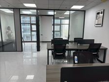 博纳大厦100平,精装修带办公家具,地铁口附近,来谈即租