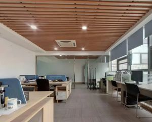 70年商品房写字楼 可注册 挑高3.2米 现月租金1.3万