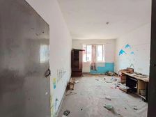 新华小区双南房间的二室一厅,满5年的全新毛坯房随时看诚意出售