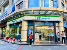 8号线地铁口,转角沿街全家商铺,年租40万,5折450万急售