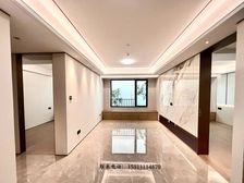 地铁旁,全新精装三居室,全明户型,首付70万,看房随时!!