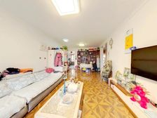 此房为群东很高的洋房,南北通透,小区环境好