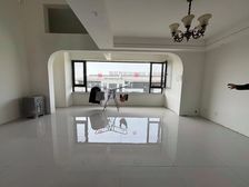 带露台带阁楼!实用面积200多!精装修20个!地暖通铺!