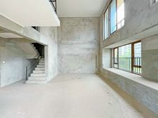 刘家坪轻轨站旁 带大露台 价格可大刀