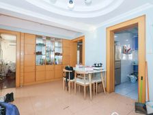 三开间朝南,送20平露台,带阁楼,有个固定车位,方便看房。