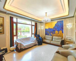 万达B区豪装别墅,入住3年业主去外地发展 ,前后院子,诚心卖