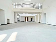 北靠佘山,南临大河,超大花园5000平,可以做私家泳池