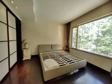 千平南花园集中,南临大河,房型方正简单,自住房