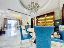 新出保养9成新的飞机户型4房,中间楼层,南向看别墅全景观