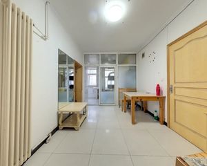 东关二条 中层两居 南北通透 单价2.9万还能谈 方便看
