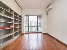 王方晶推荐:地铁口物业,越层结构,侨外护航,看房方便。