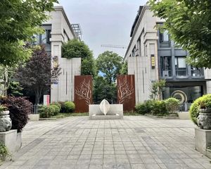 高新区新川板块 地铁口联排别墅出售 水电气三通 送花园可自用