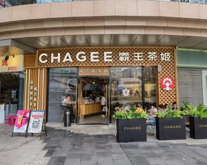 高新区旺铺(霸王茶姬 年租15万)12米开间 十万办公人群!