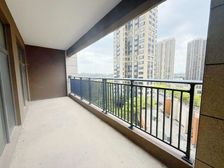 满五 正规商品房 交通便捷 有电梯 南向采光好 车位充足