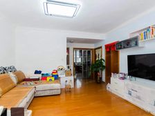 此房满五。户型方正,交通便利,采光好,刚需三房。