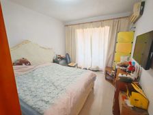 新上精装地铁口好房,房子自住保养好,外楼梯带大露台