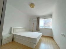 漕溪大楼,徐家汇内环内,电梯两室,近地铁。靠里面位置安静。