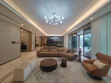 光环商圈传世大平层,现代风装修,赠送400平米花园,临湖边