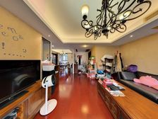 中央景城 小高层大四房 自住装修保养好 诚心出售带产权车位