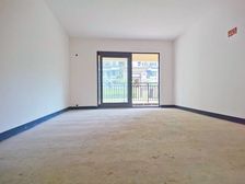 喜欢花园看过来 花园150平方 带地下室两个车位 光环西附旁