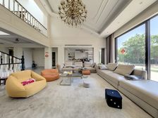 泰宝华庭别墅 花园200平 上下三层 四面临空 两个字母车位