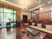 豪华装修,南进门南花园,可停4辆车,价格可谈,随时看房!