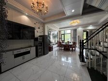 中铁琥珀湾河道景观联排别墅 豪华装修拎包入住215米220万