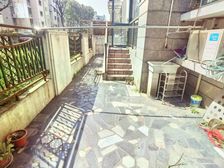 一楼赠大花园,还送15平地下室,小区中心位置,接受置换可议价