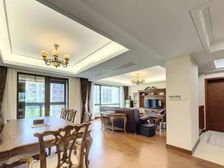 三楼带花园露台的精装四房,一梯一户视野开阔,有产权车位!