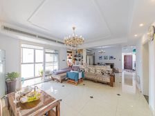 鑫远御文台一期 4室2厅2卫 135.00万