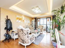 主卧朝南,二梯四户,交通便利,采光充足,精装修