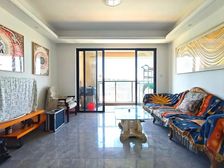 看一线高尔夫景观,业主买来没住过。朝南厅出阳台