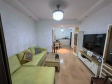 不靠马路,房东自住装修满五 ,好楼层采光很好,可拎包入住