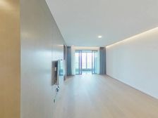 新出业主精装还未入住,因资金紧缺,忍痛出售,有车位,还能谈价