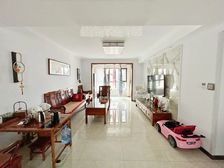 红郡雅苑 精装修三室双卫全明边户 自住干净整洁 好楼层近地铁