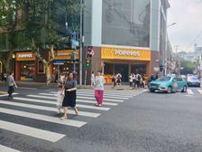 淮海路十字路口沿街铺,租58万,13号线地铁口旁,大展示面