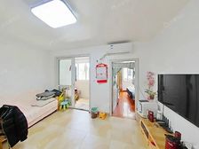 13号18号双轨交非底楼,出行方便,自住精装修,诚意出售可谈