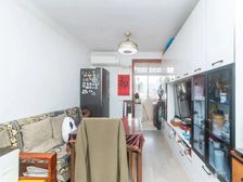 南北全明居家两室,中层位置安静,有车位,临近金桥公园